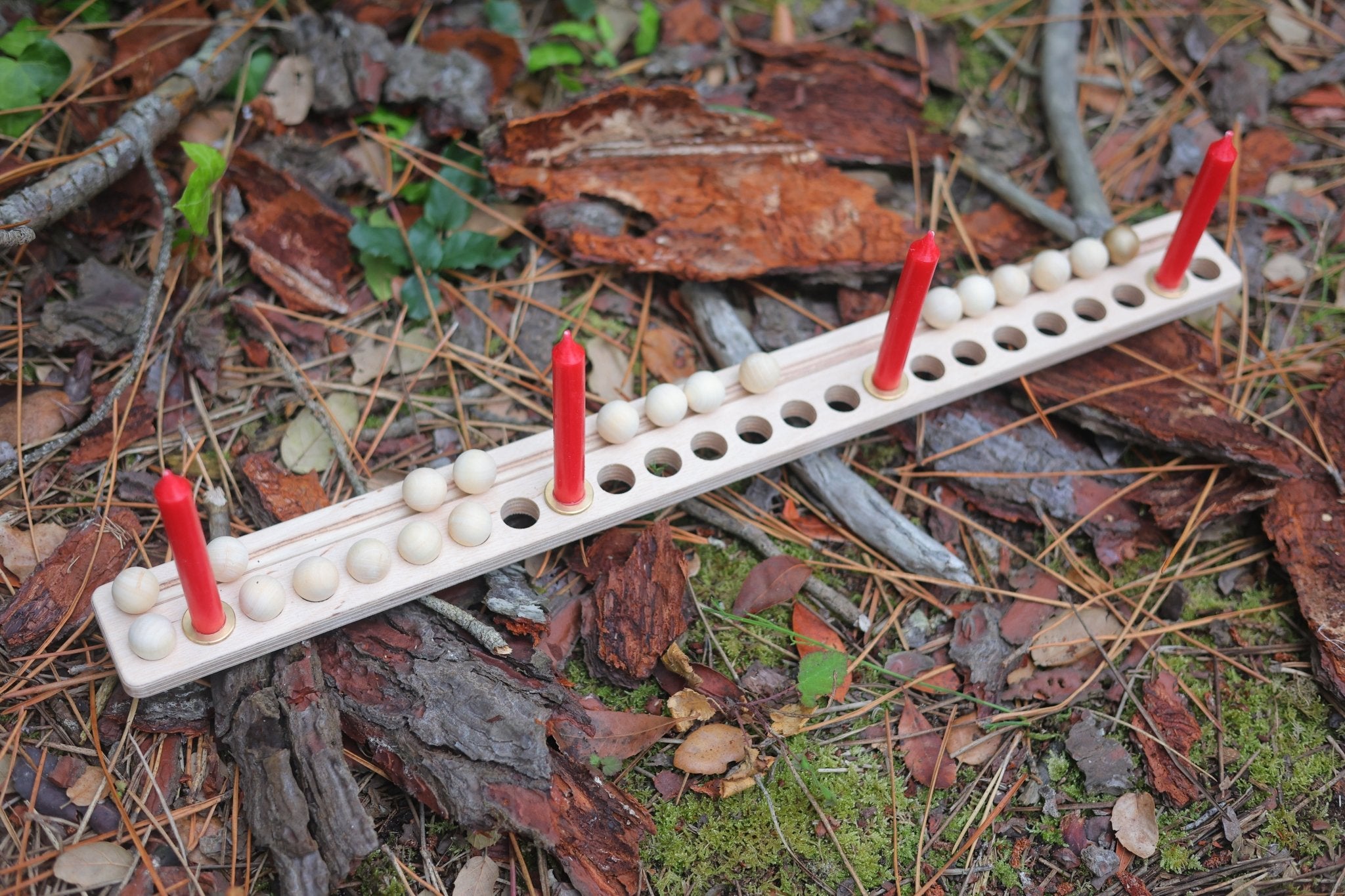 Adventskranz mit Holzkugeln und Kerzen - besonderlich.de - Adventskalender alternative