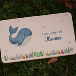 Brettchen Wal personalisiert - besonderlich.de - Babygeschenk