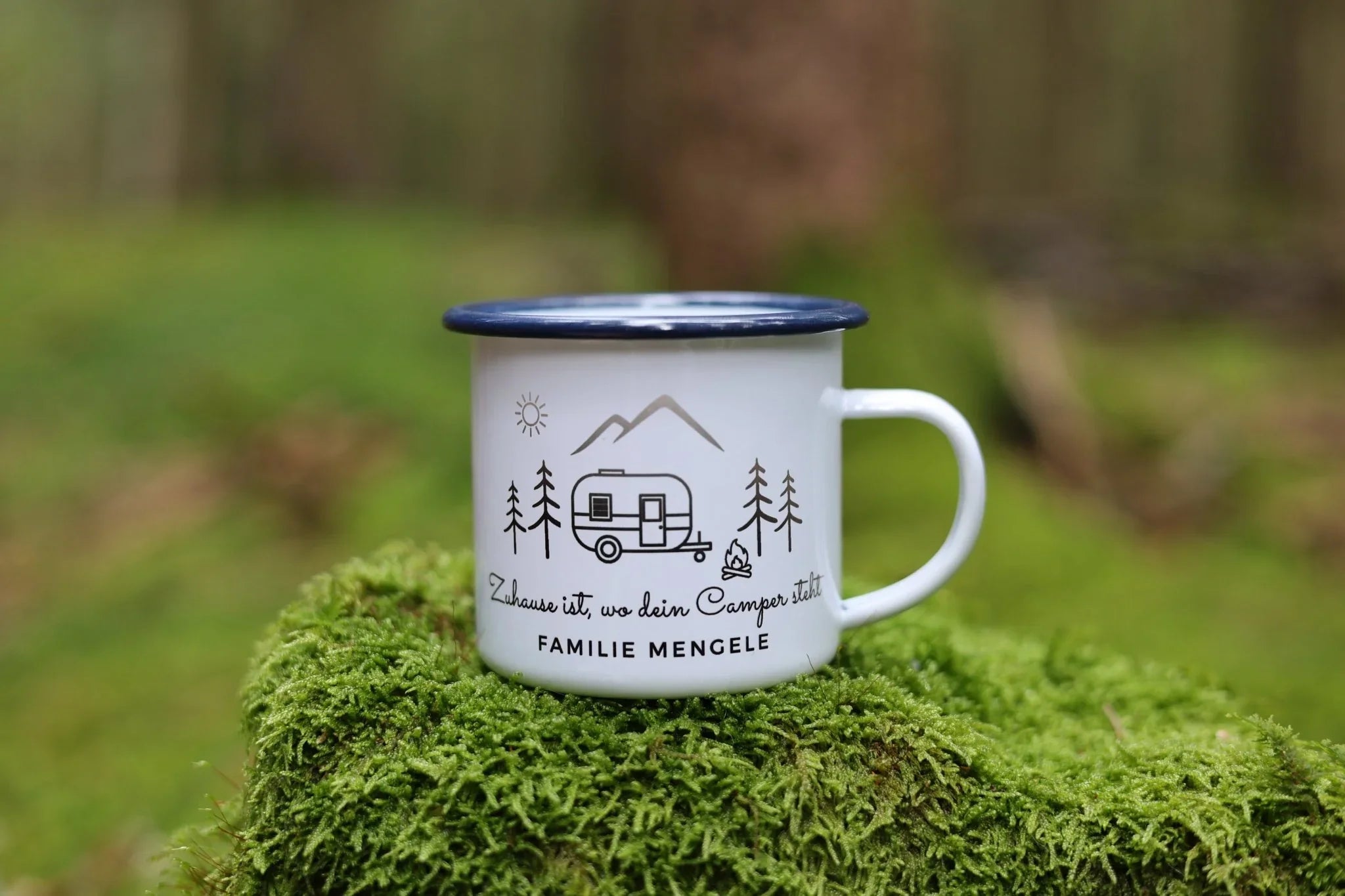 camping tasse Emailletasse Camper mit Bergen und Wald personalisiert – Tasse pers... – besonderlich.de