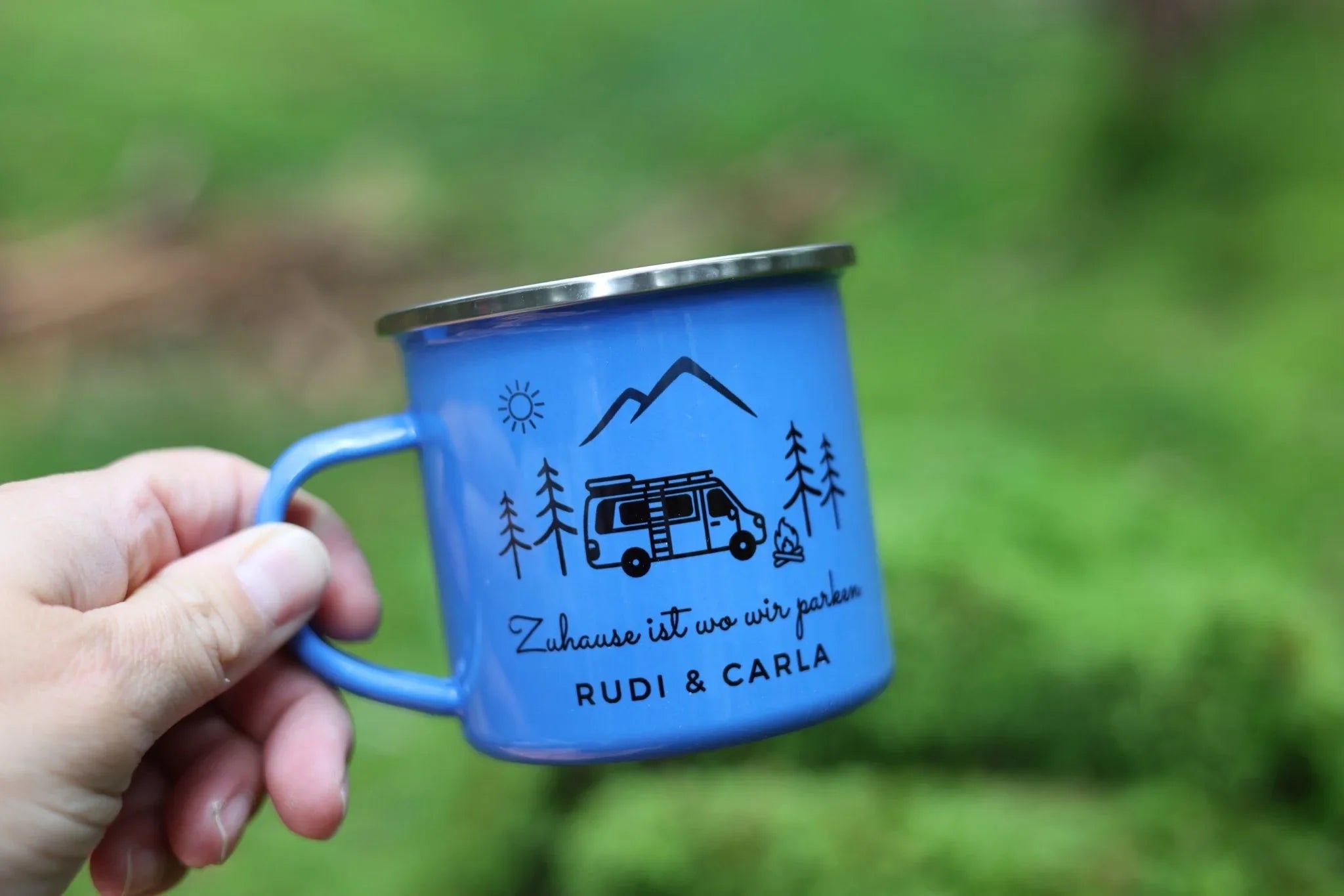 Emailletasse Camper mit Bergen und Wald personalisiert – Tasse pers... –