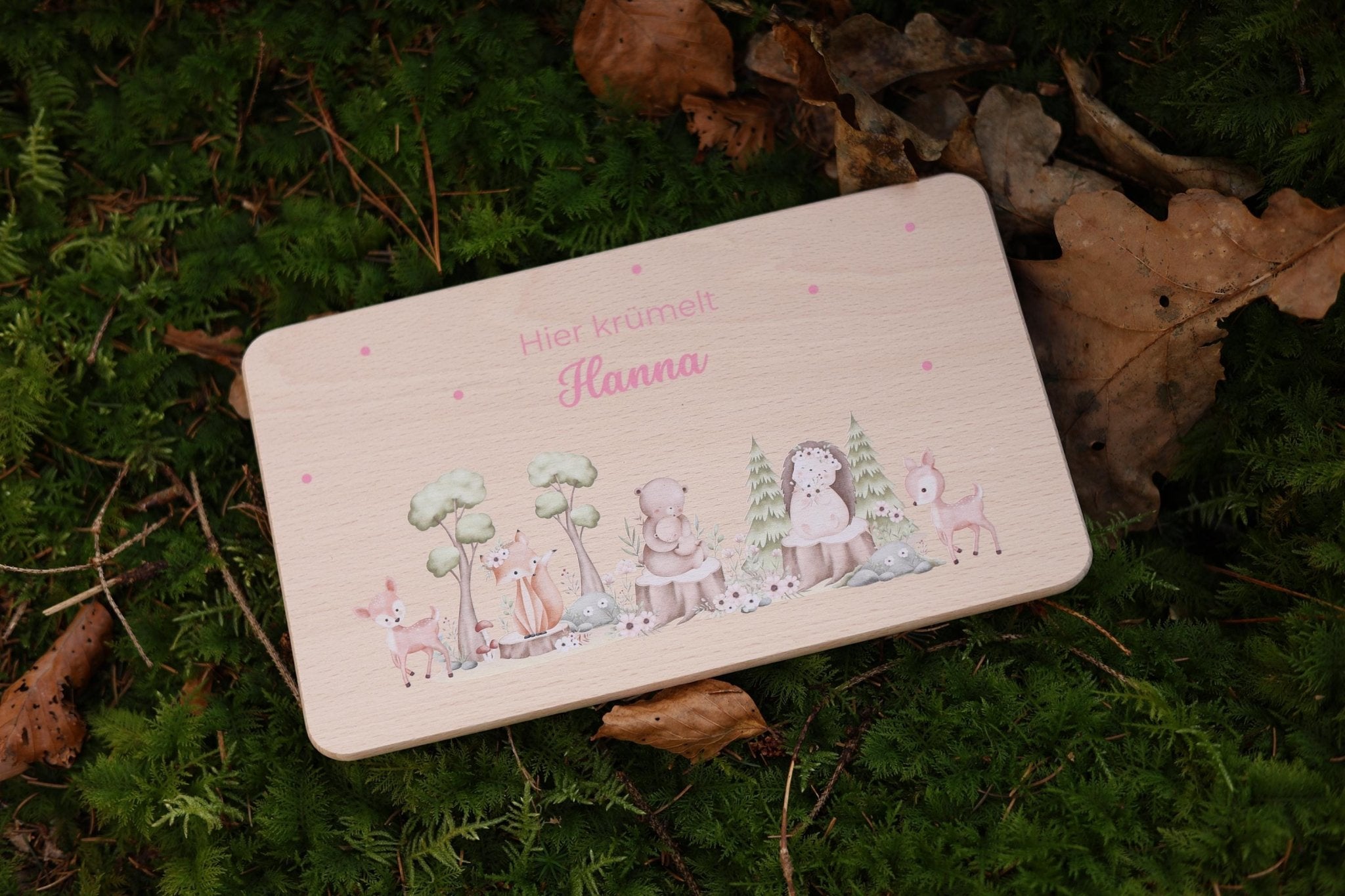 es Brettchen, hier krümelt, Babygeschenk, Geschenk zur Geburt, Taufgeschenk, Frühstücksbrettchen, Waldtiere - besonderlich.de - Babygeschenk