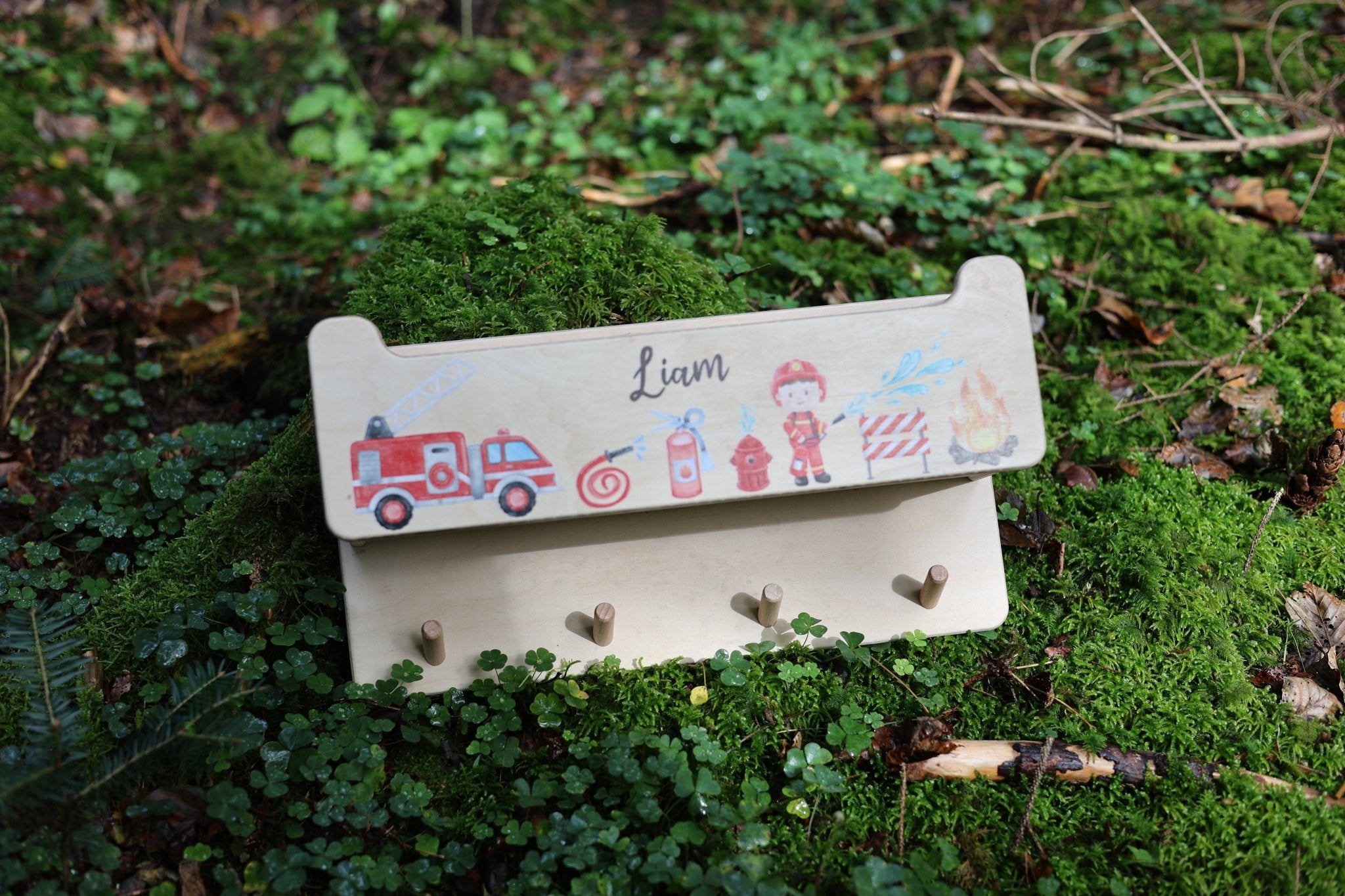 Kindergarderobe mit Mützenfach Feuerwehr - besonderlich.de - baby