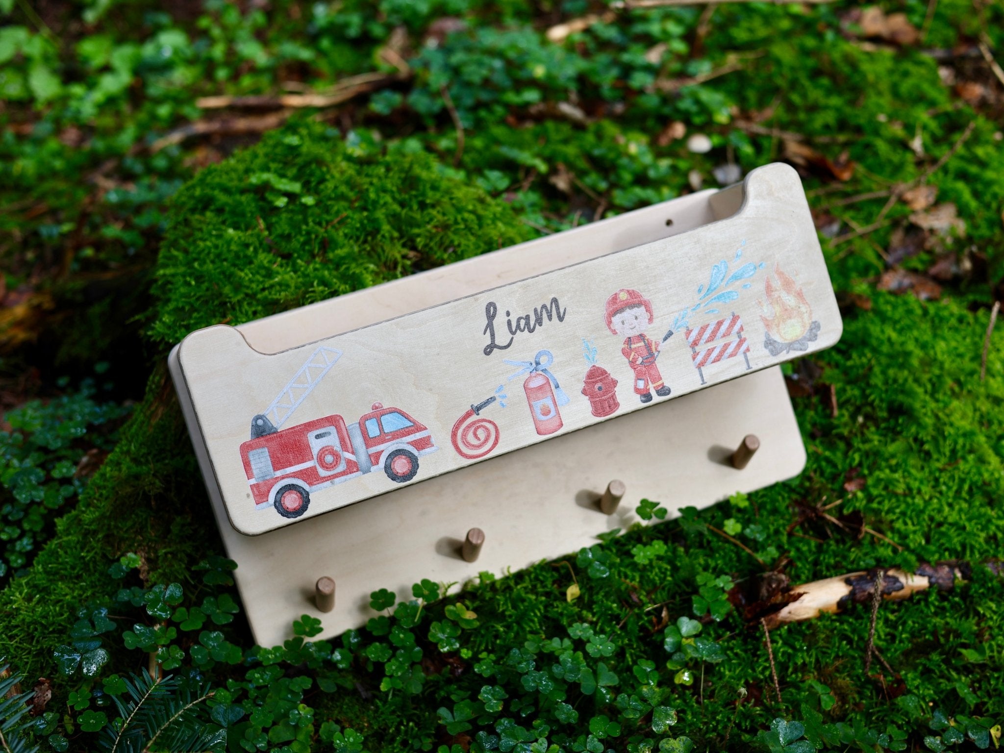Kindergarderobe mit Mützenfach Feuerwehr - besonderlich.de - baby