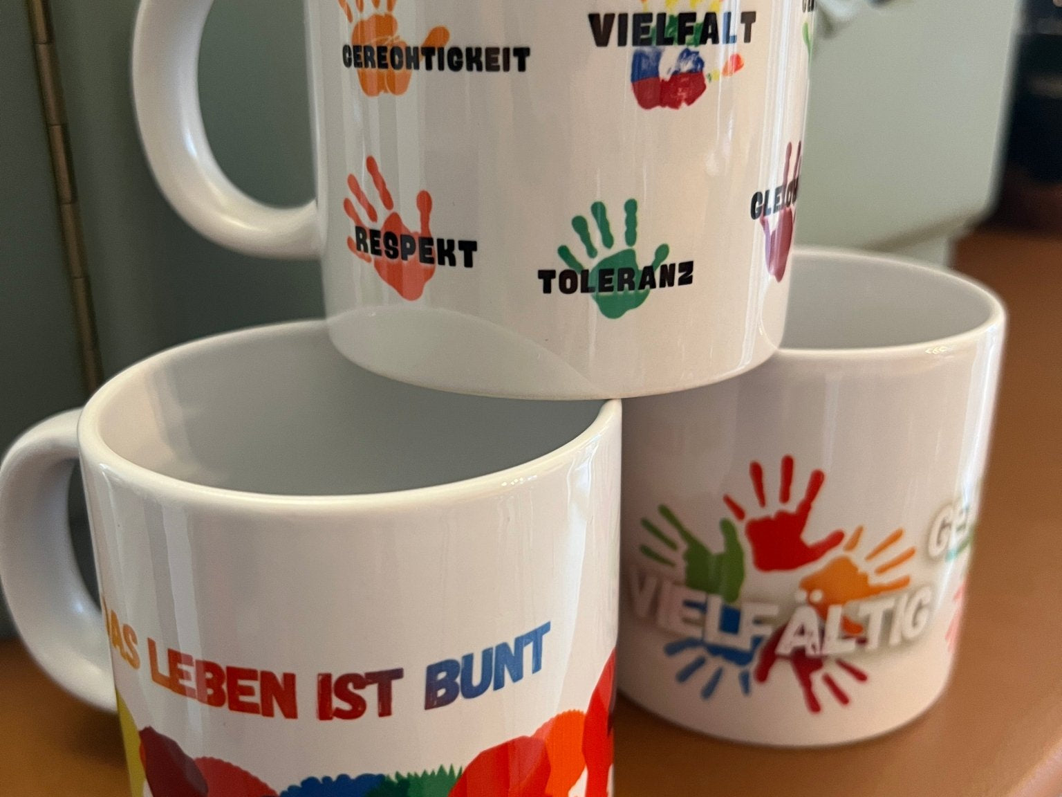 KINDERTASSE Keramik für VIELFALT - besonderlich.de - bunte Kindertasse
