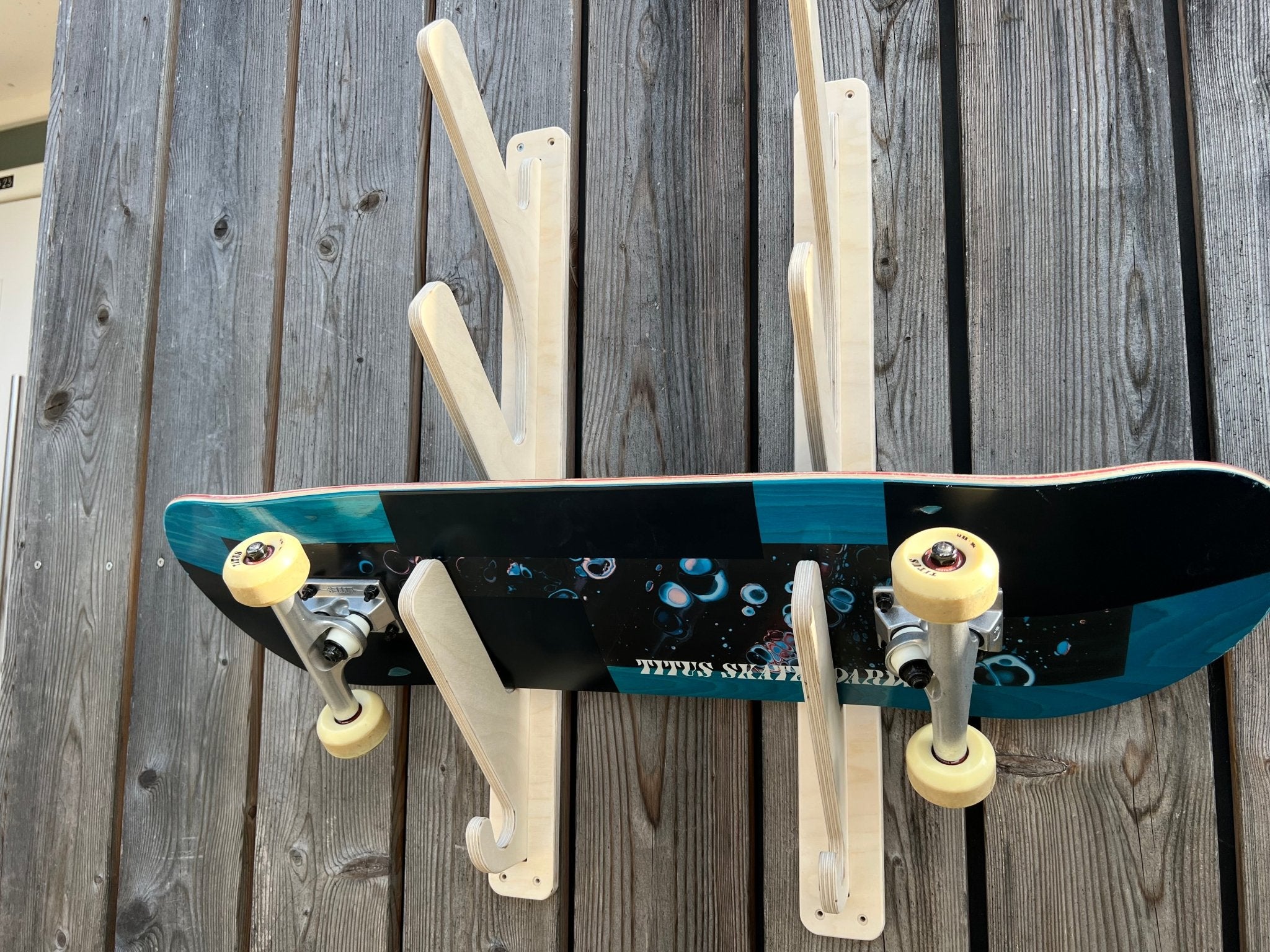 Skateboardhalter für die Wand - besonderlich.de - Holzhalterung für Skateboards