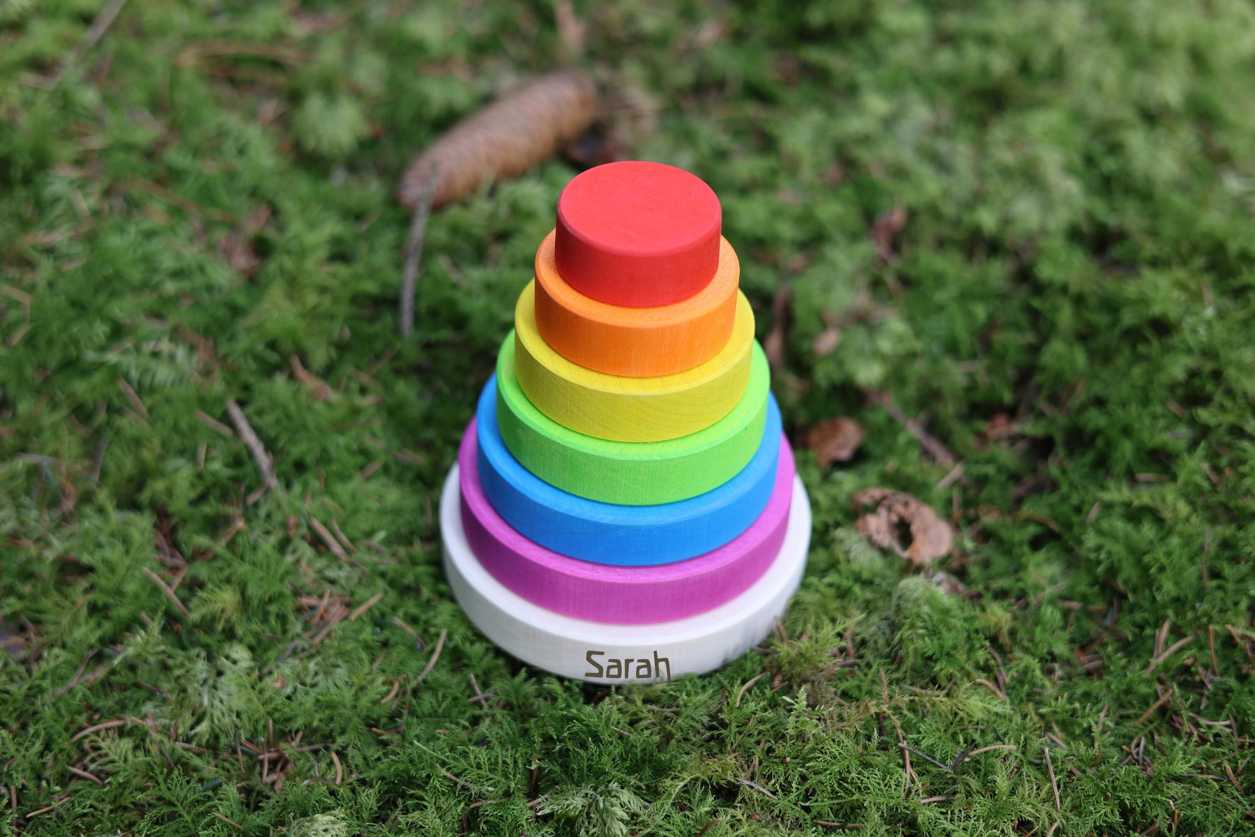 Stapelturm Regenbogen personalisiert - besonderlich.de - Bausteine Waldorf