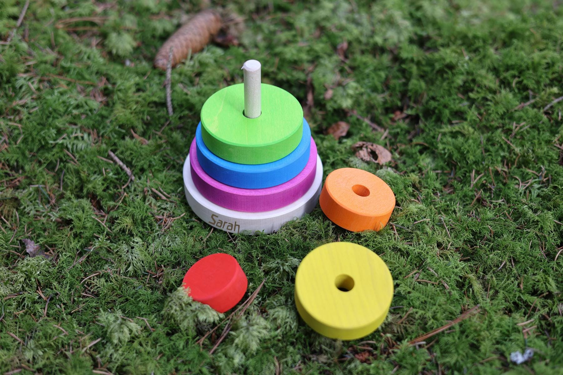Stapelturm Regenbogen personalisiert - besonderlich.de - Bausteine Waldorf