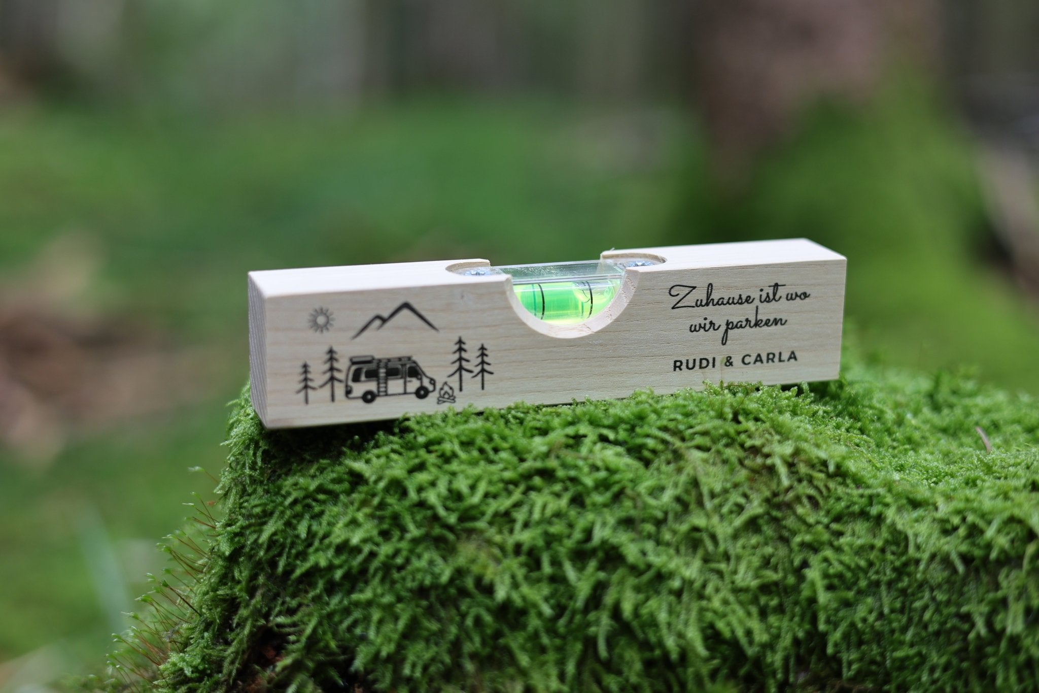 Wasserwaage Camper mit Wald - Berg - Motiv personalisiert - besonderlich.de - camping accessories