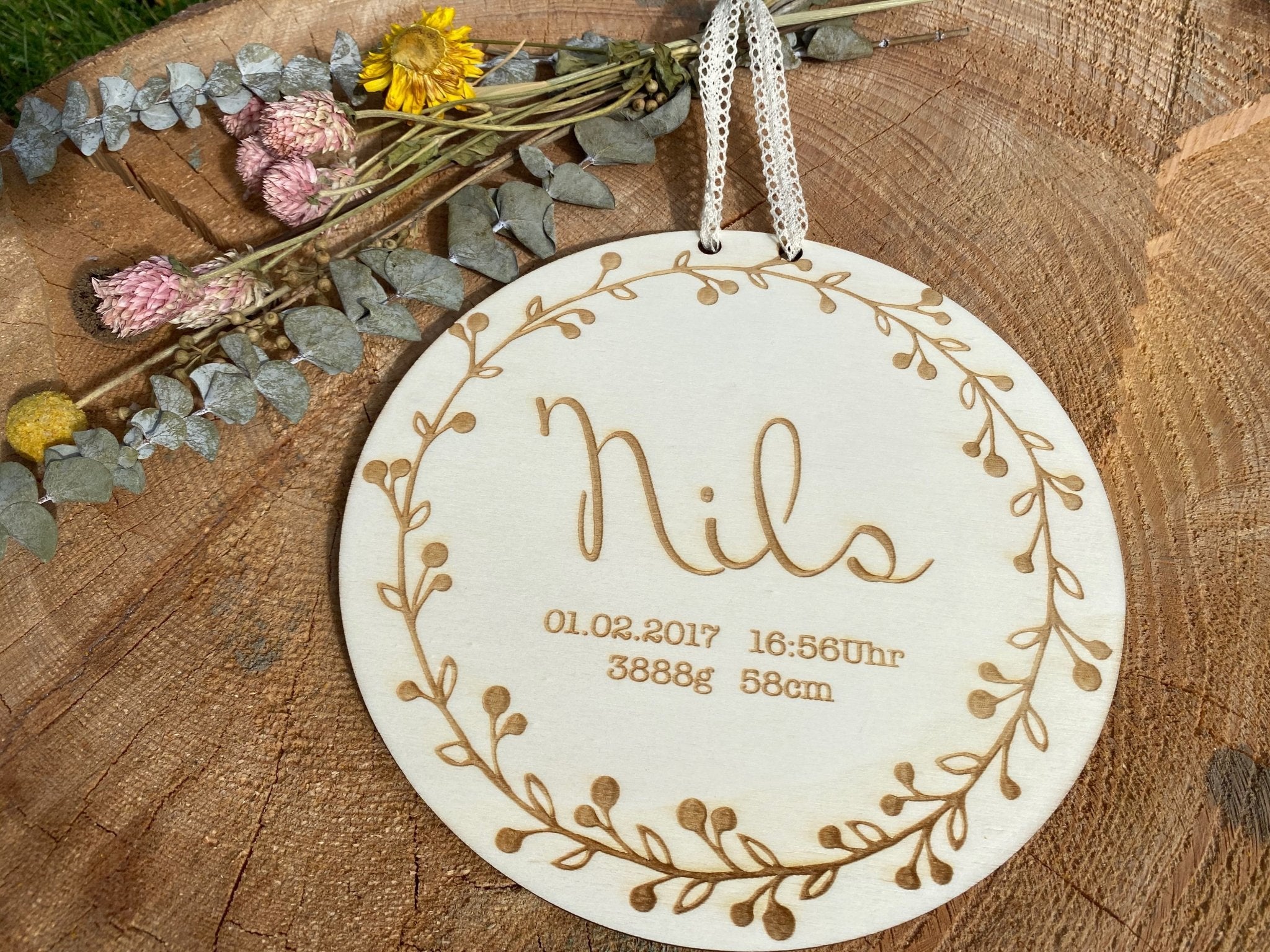Geburtstafel "Nils" aus Holz - besonderlich.de -Baby Namensschild