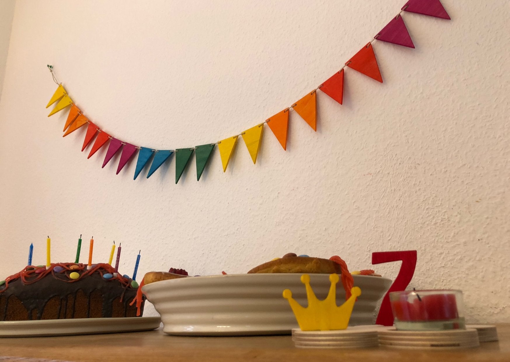 Geburtstagskerzenhalter Regenbogen in Zauberschrift - besonderlich.de -besonderlich Geburtstag