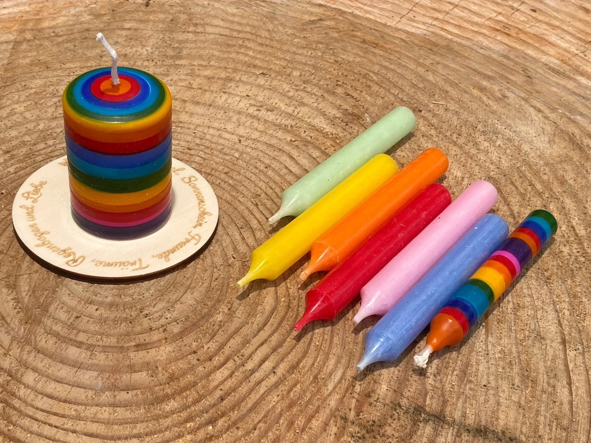 Lebenslicht "Regenbogen - Streifen" - besonderlich.de - Ahrens Geburtstagskerze
