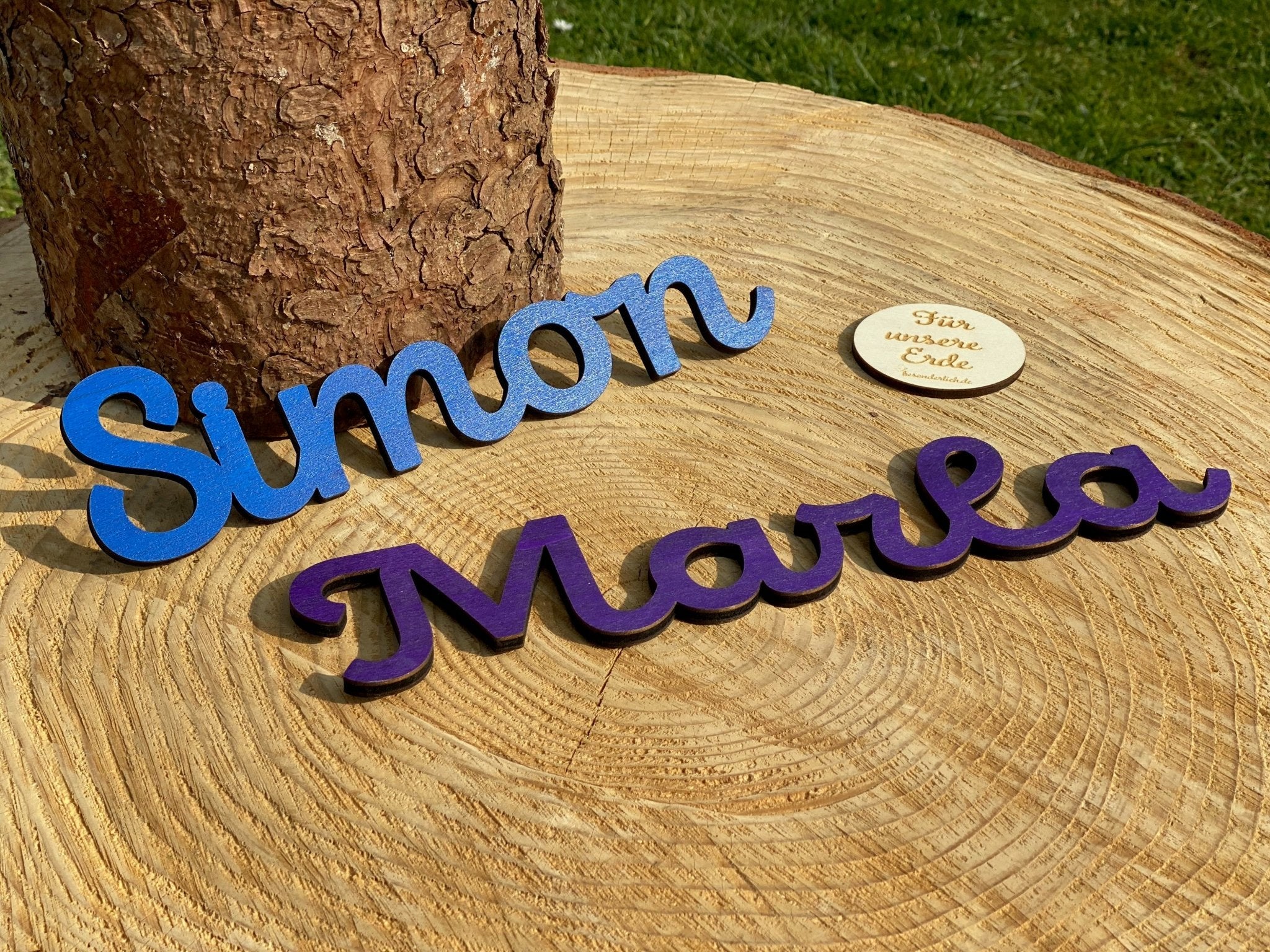 Namensschild aus Holz für das Kinderzimmer in Entdeckerschrift - besonderlich.de -Baby Namensschild
