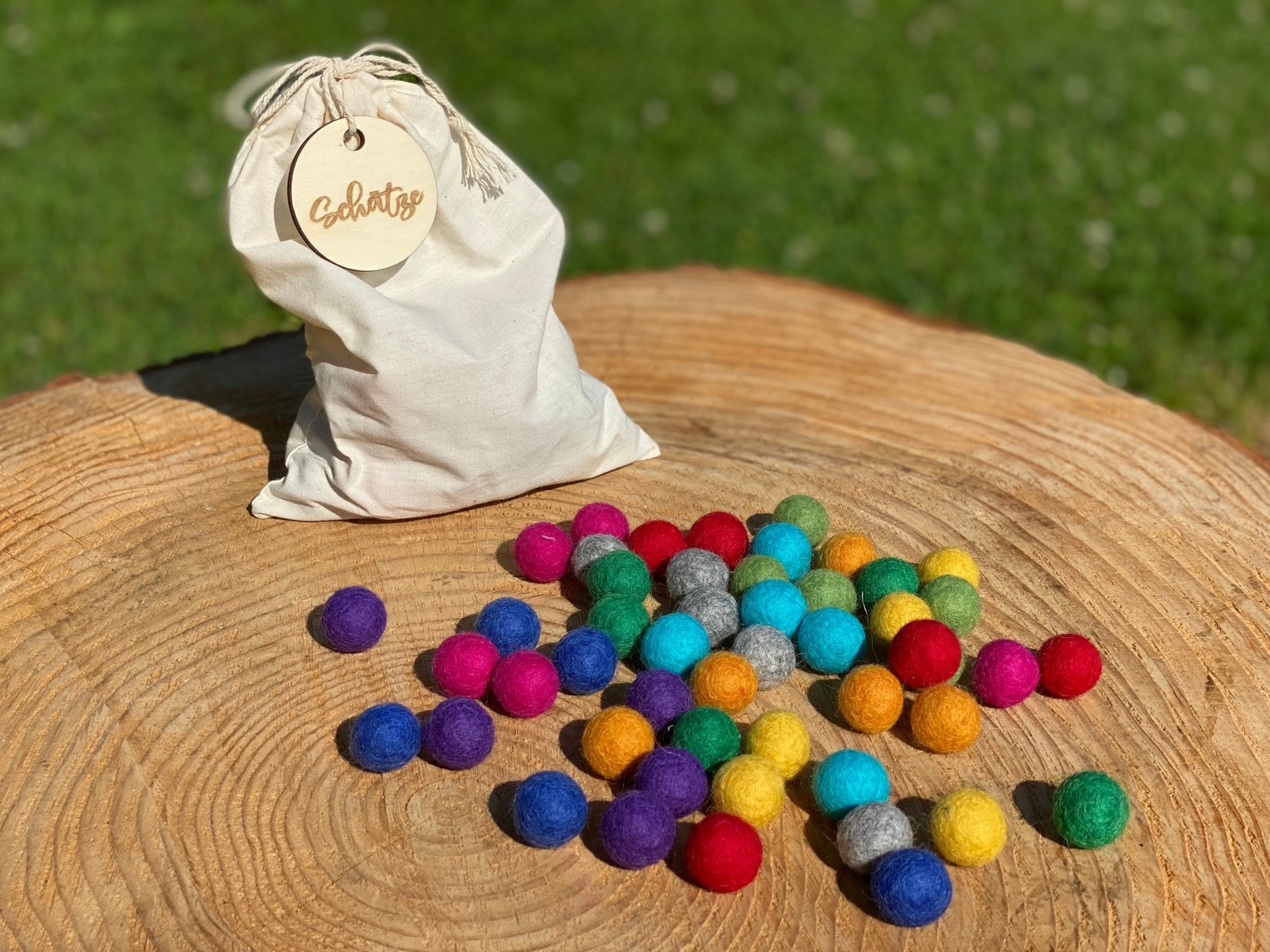 Schatzsäckchen mit 50 Filzkugeln "Regenbogen" - besonderlich.de -Filzkugeln